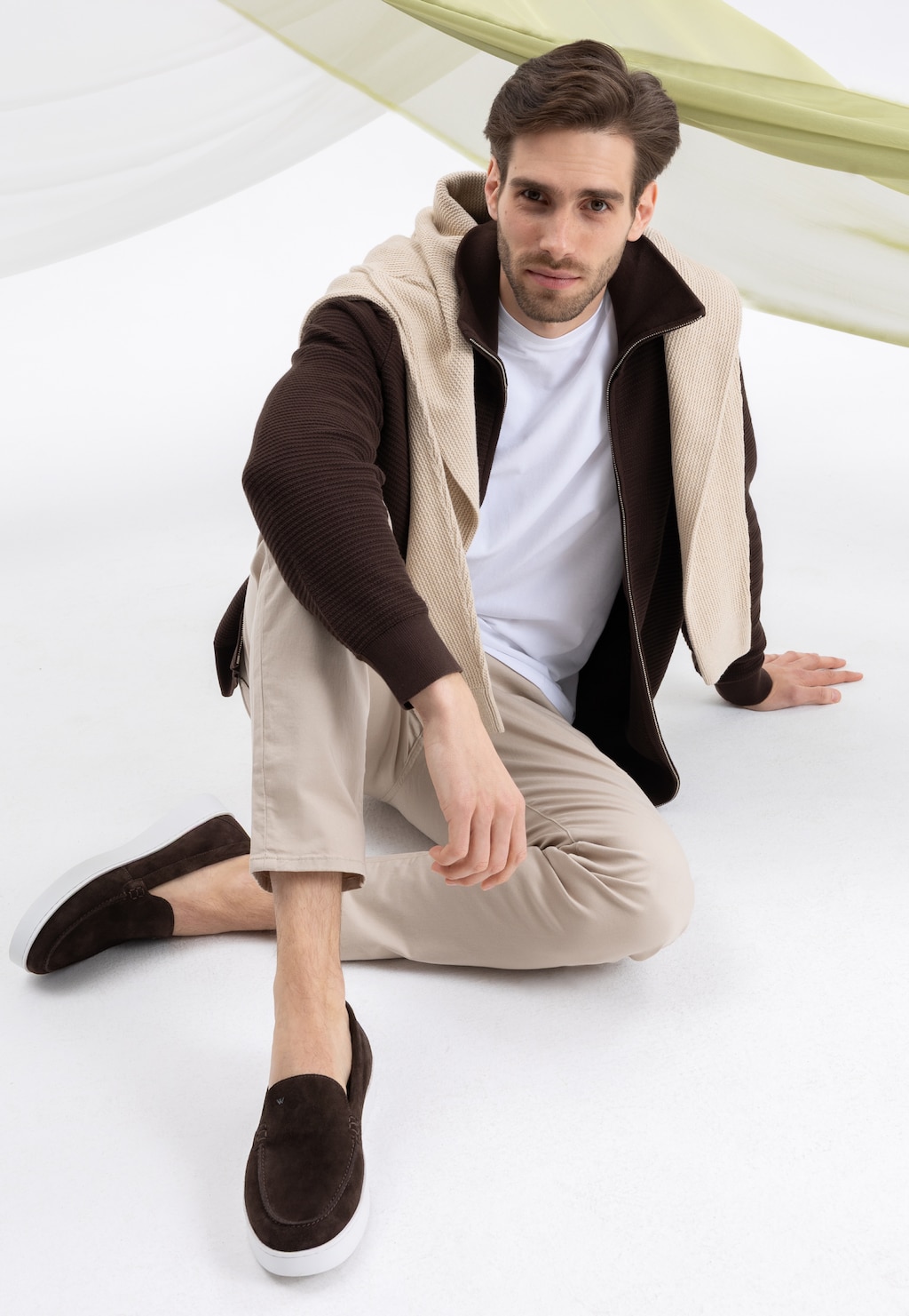 Ciemnobrązowe mokasyny męskie na białej podeszwie 10218-62 Widok 1