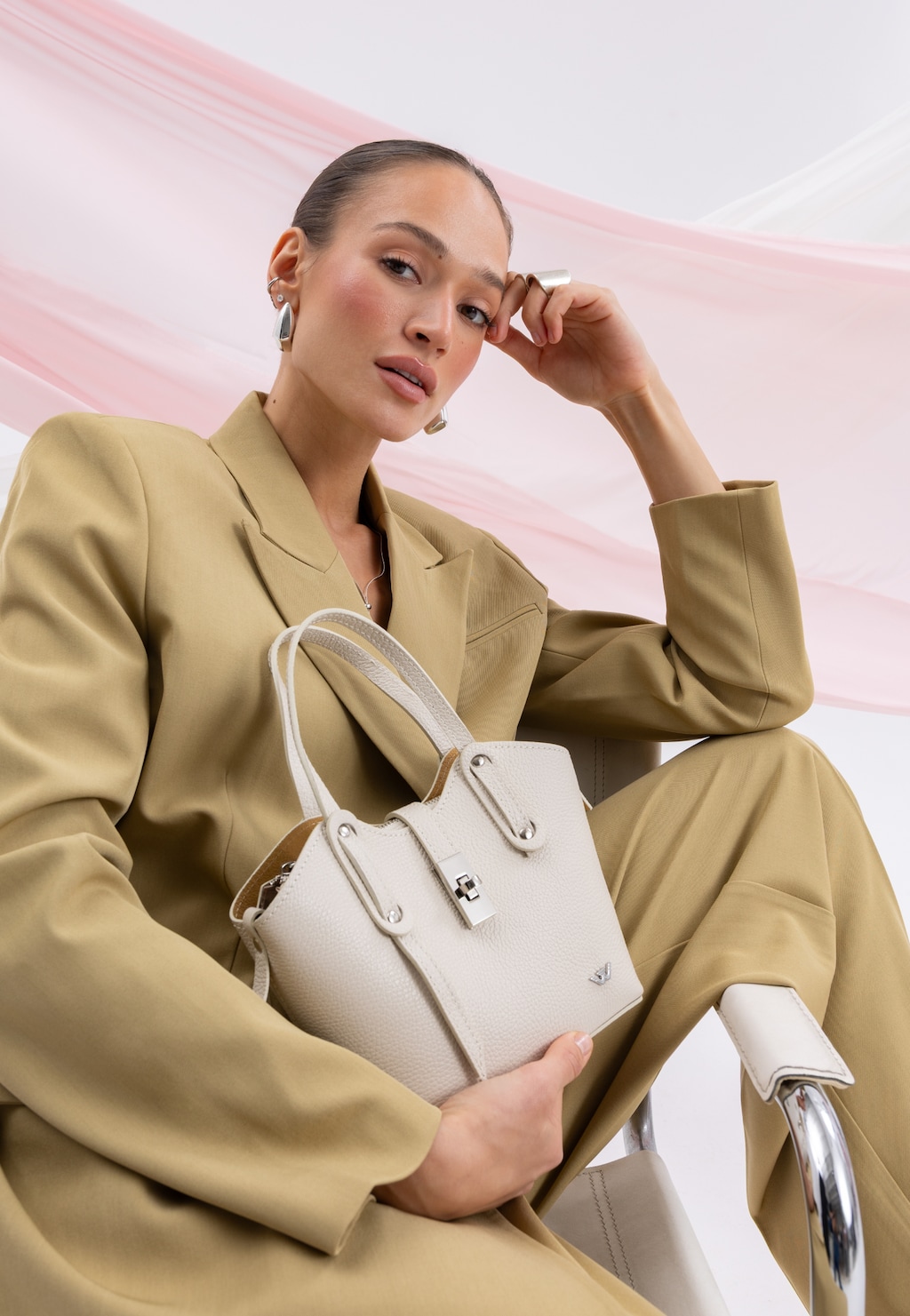 Beżowy skórzany kuferek damski z metalowym zapięciem 80485-54 Widok 1