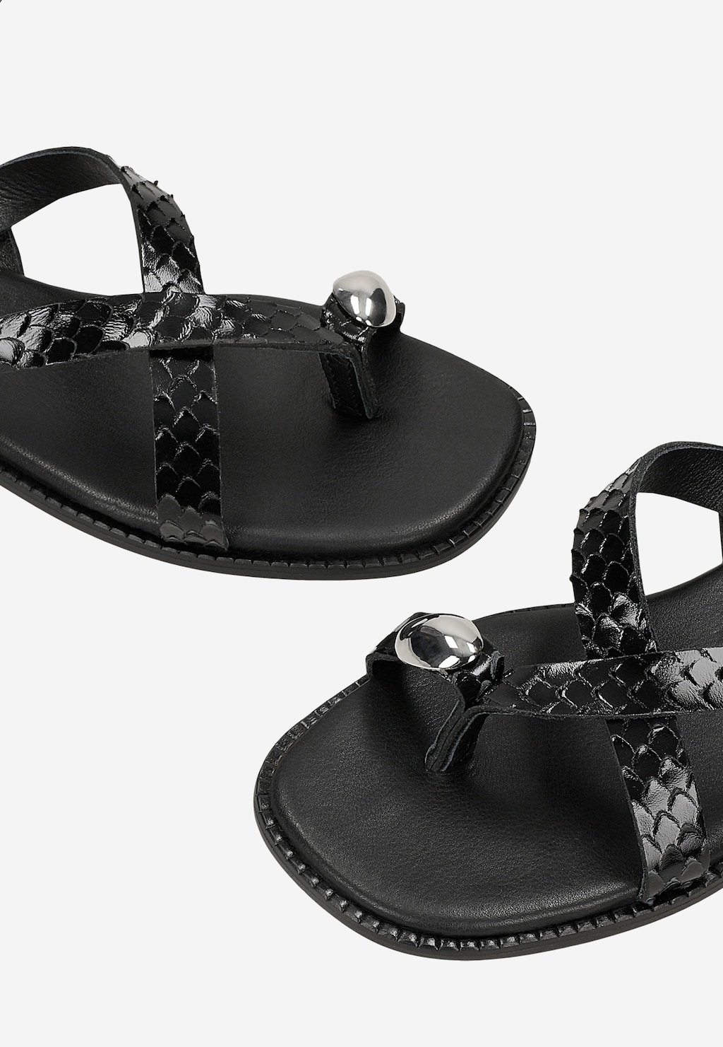 Czarne sandały damskie z błyszczącą fakturą 76267-51 Widok 6