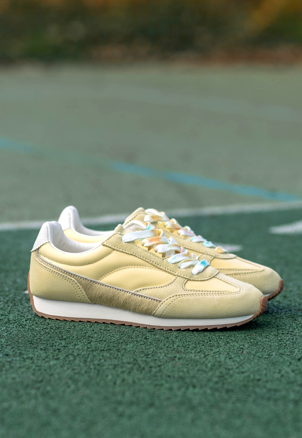 Zółte sneakersy RELAKS z kolorowymi sznurówkami R46187-18 Widok 1