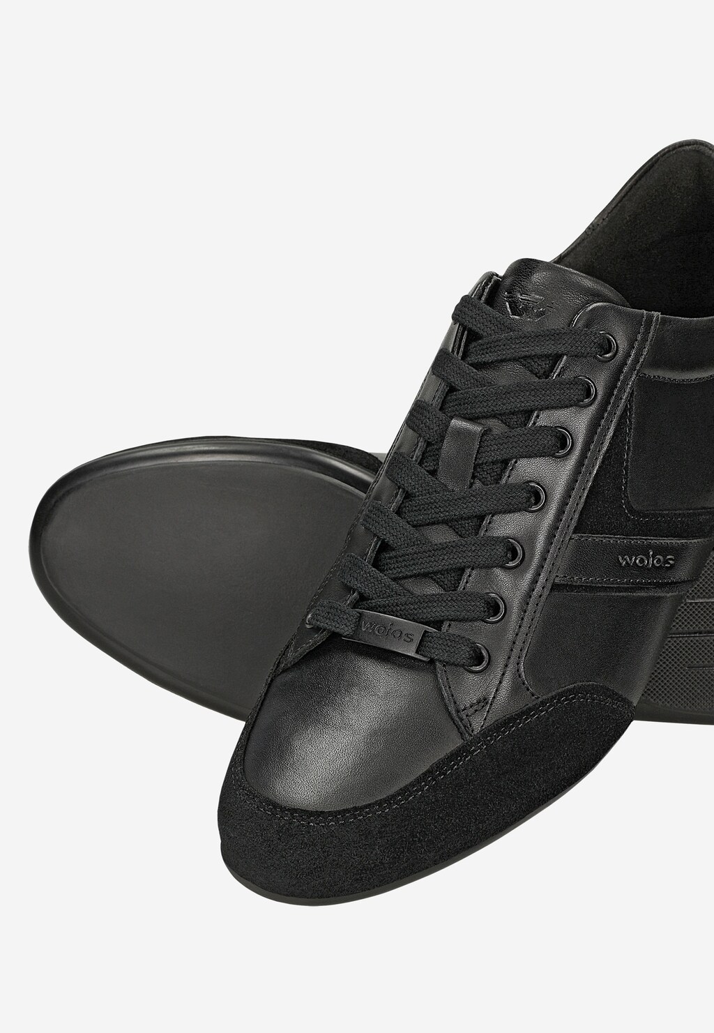 Wojas czarne sneakersy męskie 10325-71 z łączonych skór – widok z góry na czubek i podeszwę, sznurowane, logo marki na języku.