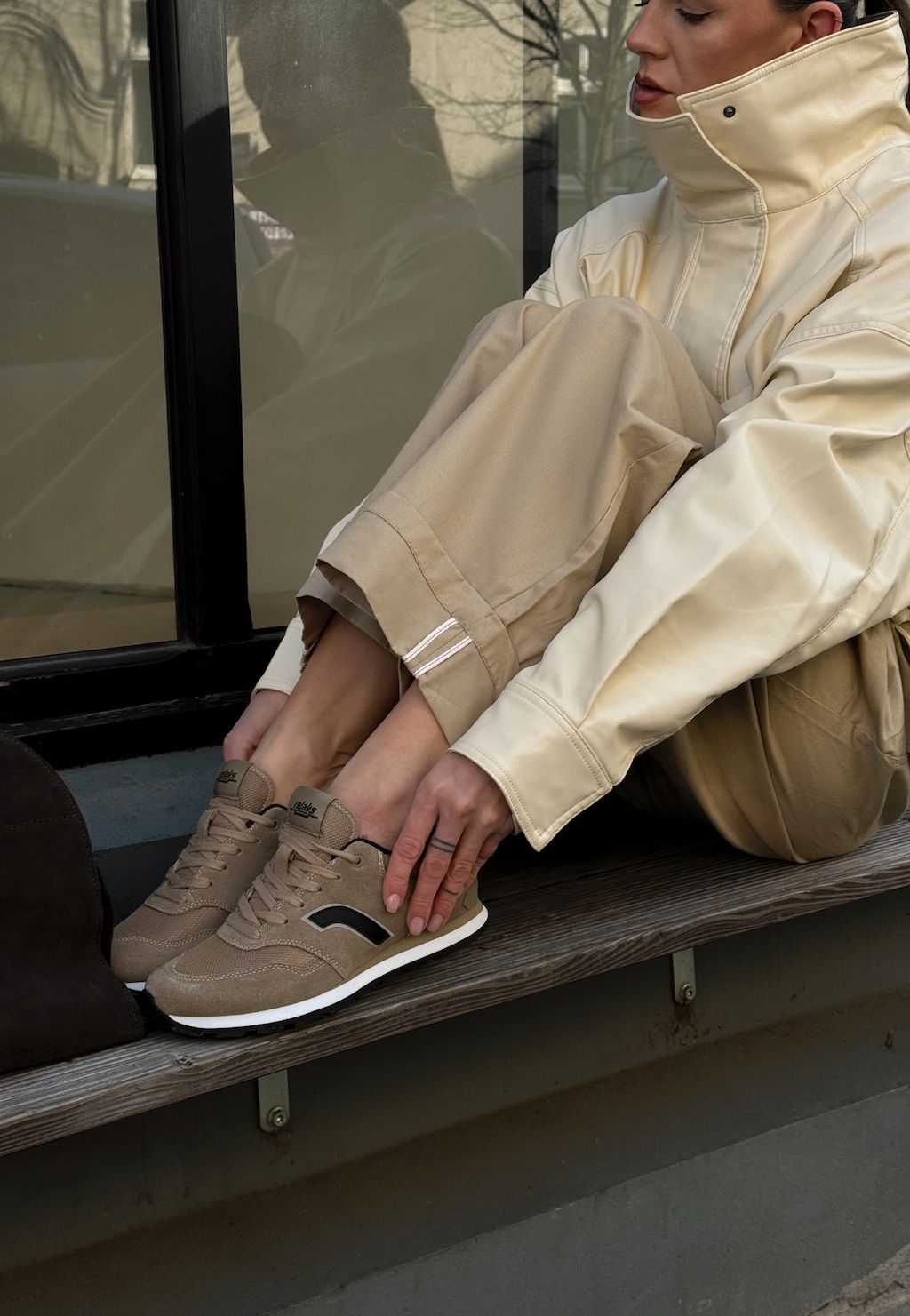 Beżowe sneakersy RELAKS unisex z czarnymi elementami R34202-84 Widok 1