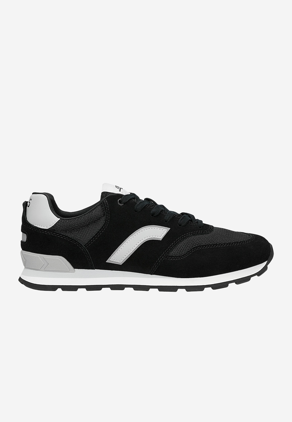 Czarne sportowe sneakersy RELAKS R34202-89 z szarym logo, białą podeszwą i zamszowymi wstawkami, widok z boku.