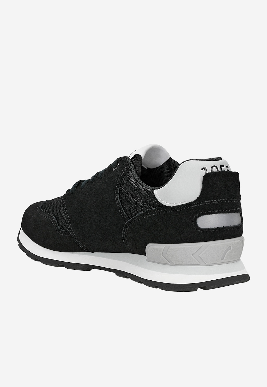 Czarne sportowe sneakersy RELAKS R34202-89 z zamszu i siatki, widok z tyłu, biała podeszwa i szara wstawka na pięcie.