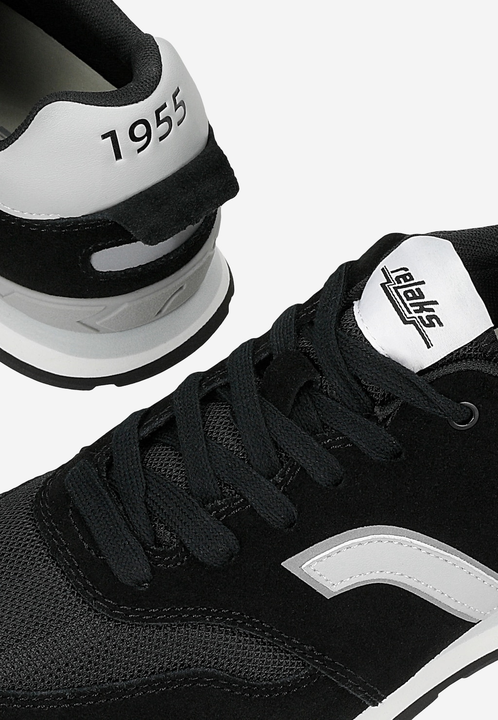 Czarne sneakersy RELAKS R34202-89 z szarymi akcentami, logo marki i napisem 1955 na pięcie, widok z góry na czubek i tył buta.