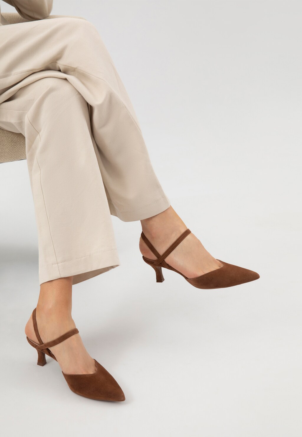 Hnedé lodičky slingback s krížovanými remienkami a špicatou špičkou 35187-62 Widok 7