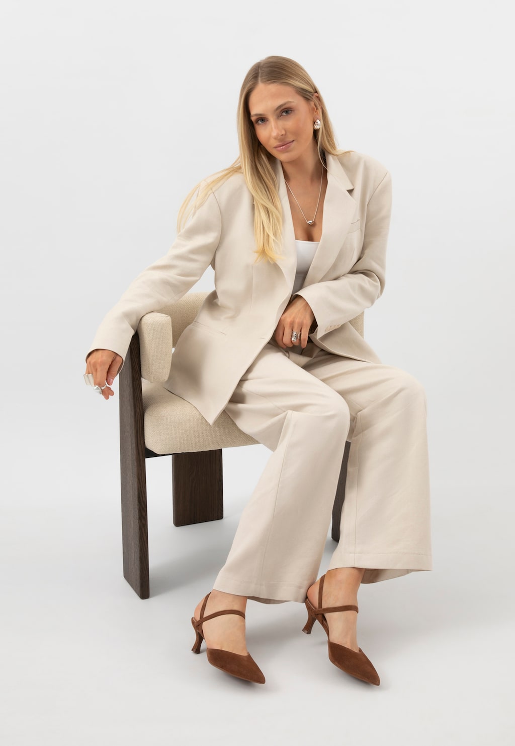 Hnedé lodičky slingback s krížovanými remienkami a špicatou špičkou 35187-62 Widok 1