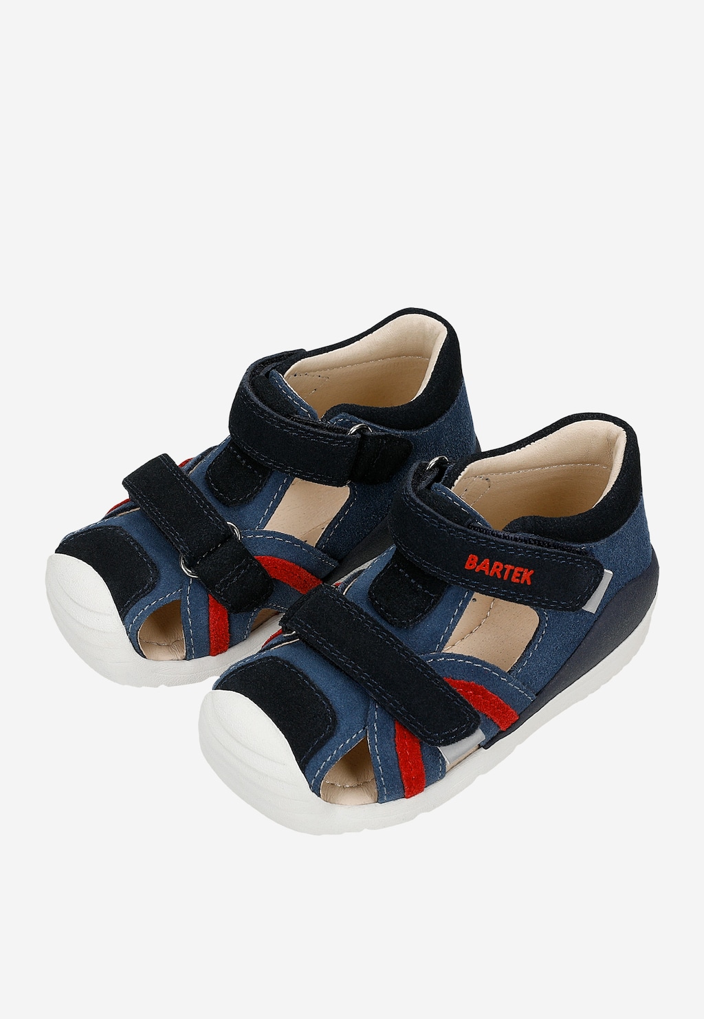 Granatowe sandały dziecięce Bartek 84418-65 z czerwonymi akcentami, rzepami i białą podeszwą, widok z boku i przodu pary butów.