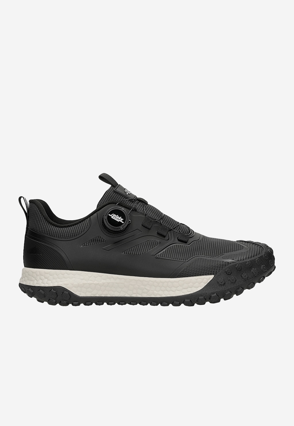 Czarne sneakersy RELAKS R10125-11 z systemem sznurowania na pokrętło, białą podeszwą EVA i bieżnikiem terenowym, widok z boku.