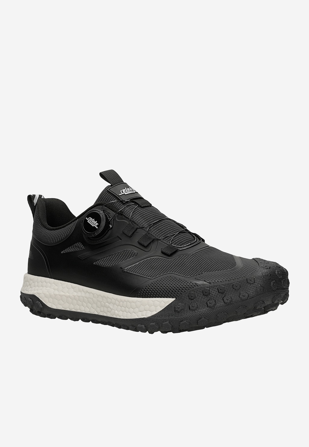 Czarne sneakersy RELAKS R10125-11 ze sznurowaniem na pokrętło, biała podeszwa EVA, bieżnik terenowy, widok z boku pod kątem.