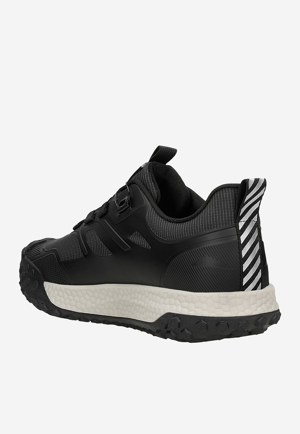 Czarne sneakersy RELAKS R10125-11 ze sznurowaniem na pokrętło, widok z tyłu, biała podeszwa z czarną gumową wstawką, srebrne paski na pięcie.