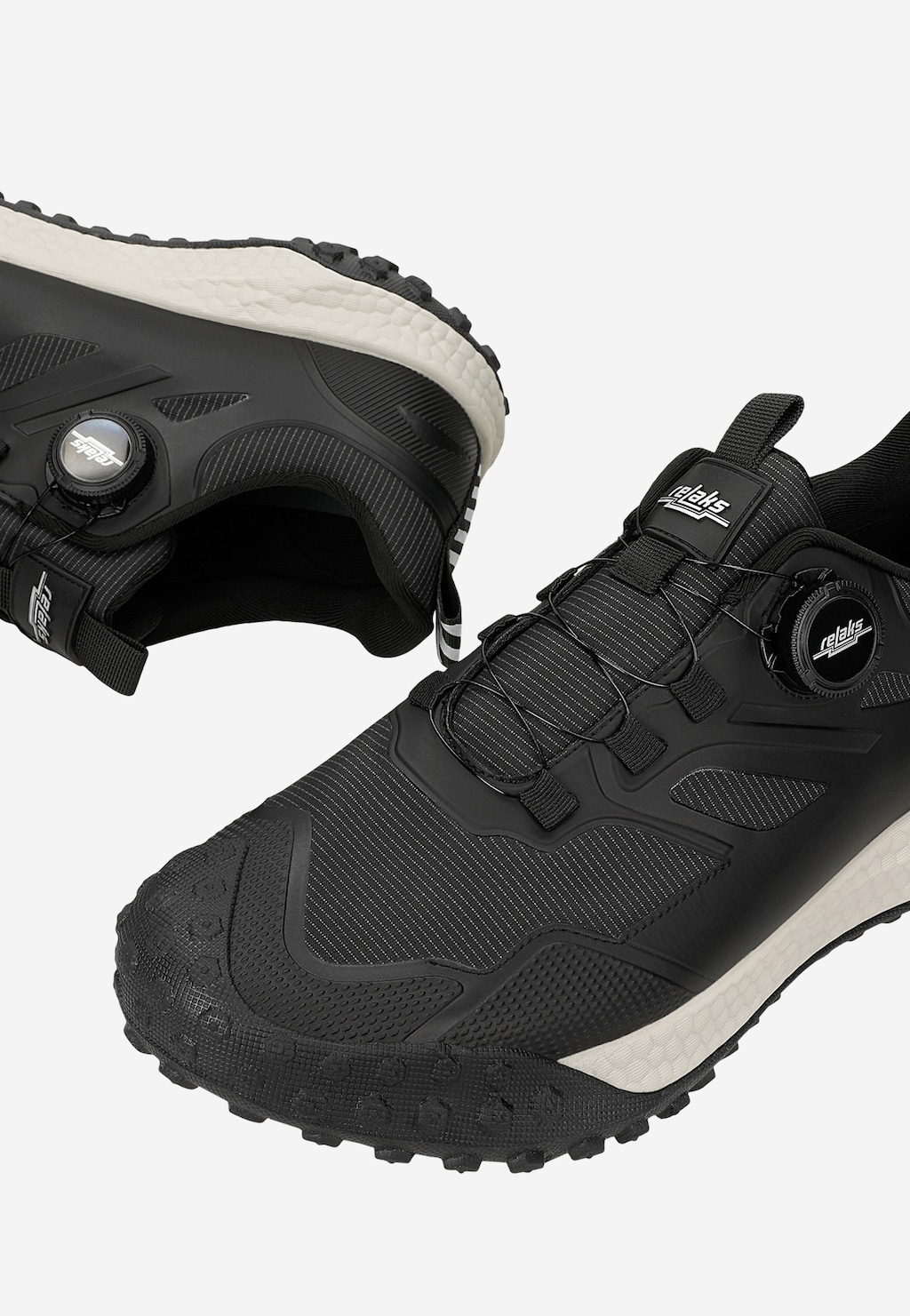 Czarne sneakersy RELAKS R10125-11 ze sznurowaniem na pokrętło, widok z przodu i boku, biała podeszwa, logo marki na boku.
