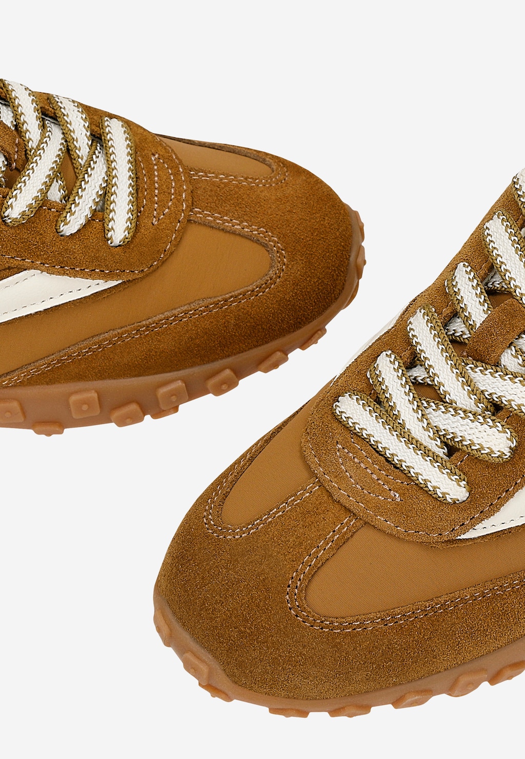 Brązowe sneakersy RELAKS R4618613 z łączonych materiałów – zamsz i tkanina, białe sznurówki, gumowa podeszwa, widok z góry na czubki butów.