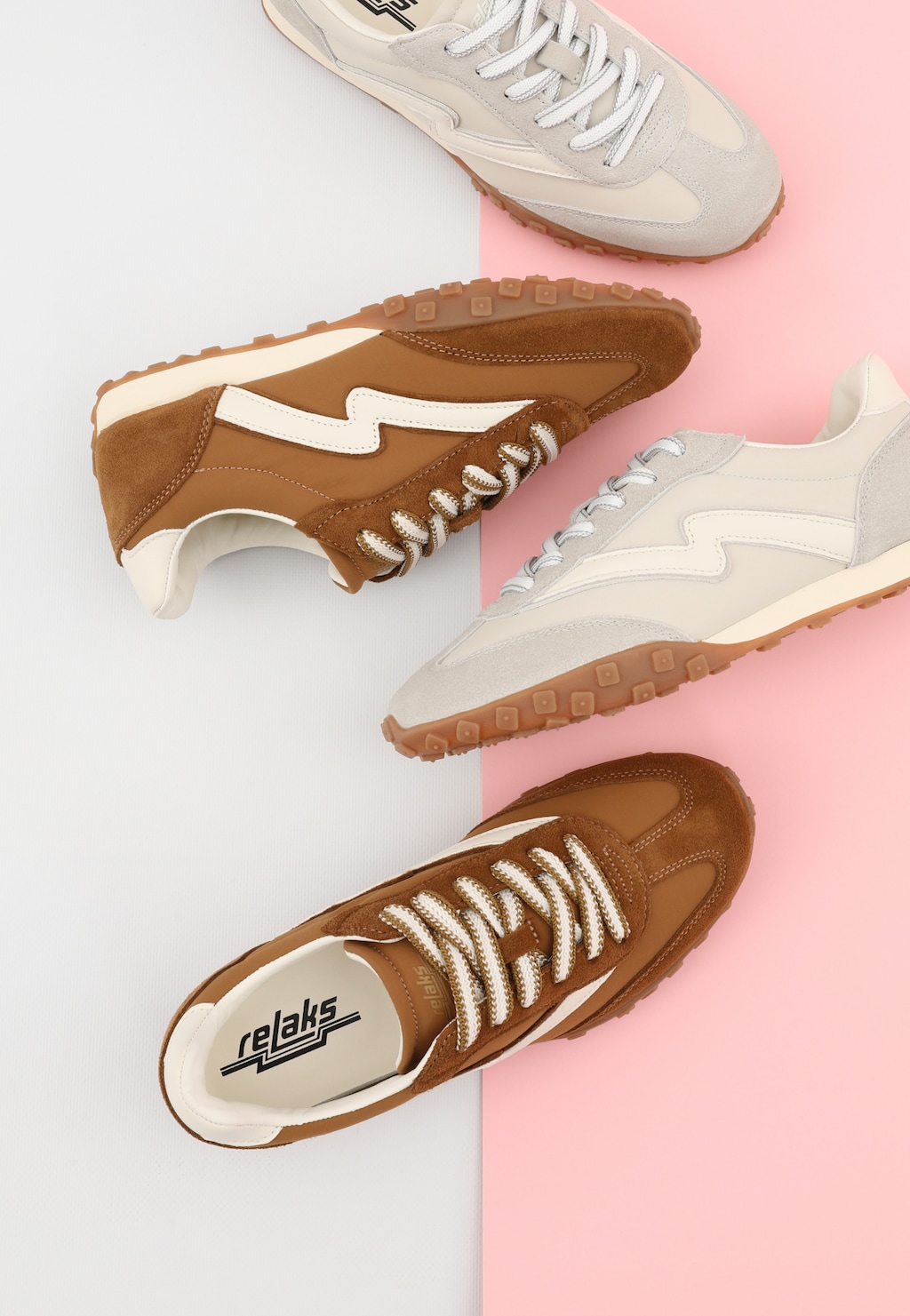 Brązowe sneakersy RELAKS R4618613 z łączonych materiałów – widok z góry i z boku, obok szarego modelu na szaro-różowym tle.