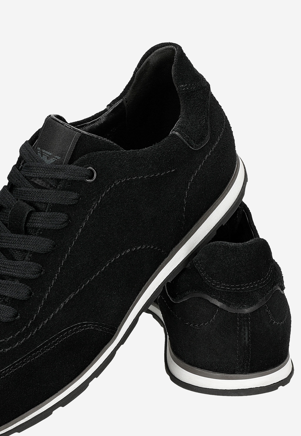 Wojas czarne sneakersy męskie 10300-61 z dwoiny welurowej z białą podeszwą i czarnymi sznurówkami, widok z boku i tyłu.
