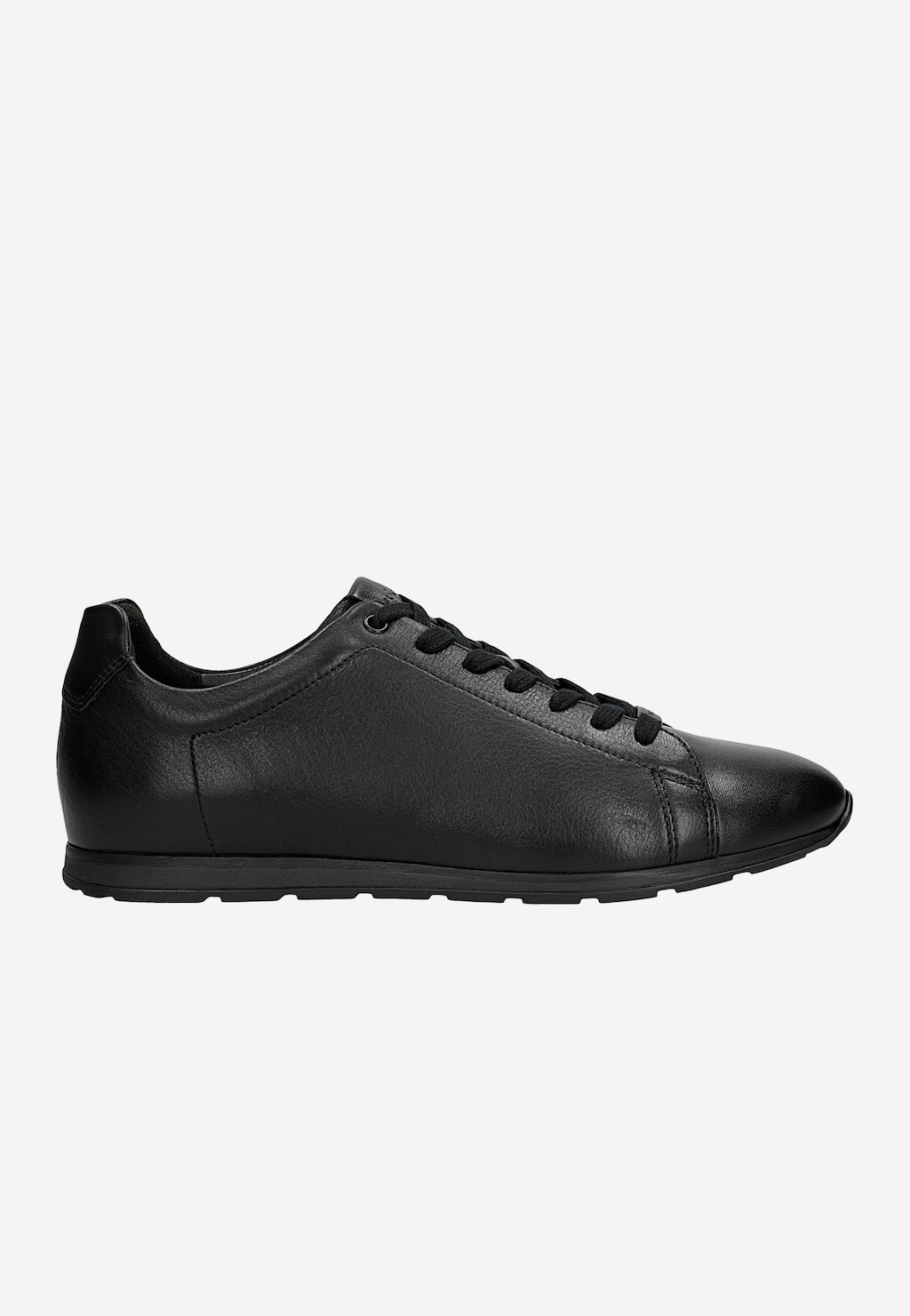 Wojas czarne sneakersy męskie ze skóry licowej model 10301-51, widok z boku, czarne sznurówki, gładka cholewka, gumowa podeszwa.