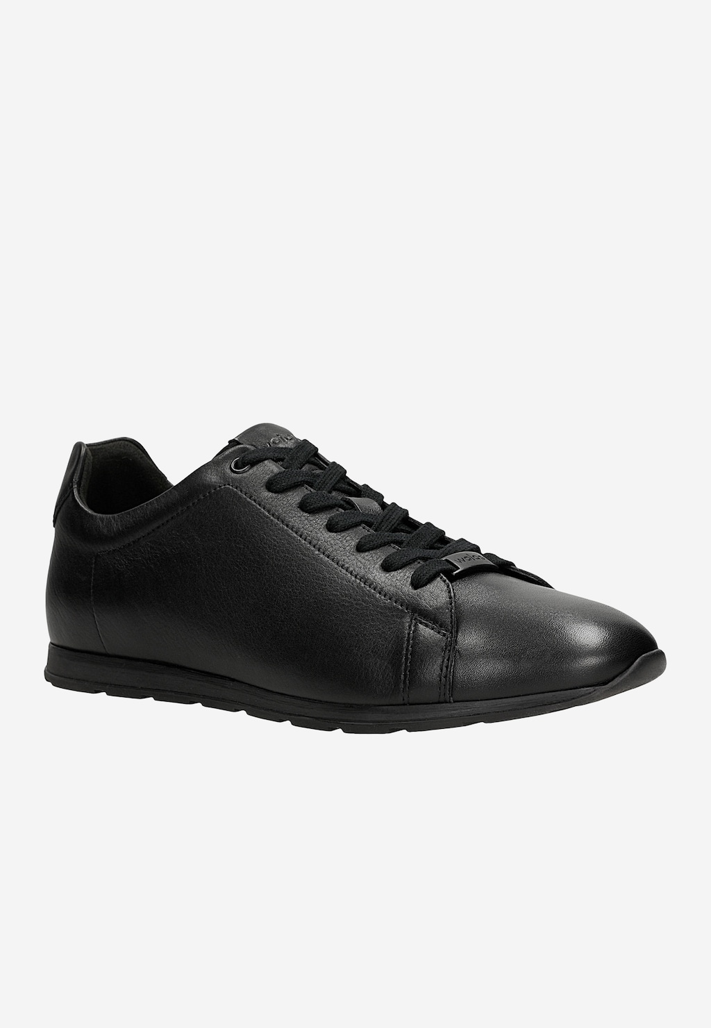 Czarne sneakersy męskie Wojas 10301-51 ze skóry licowej, wiązane sznurówkami, widok z boku pod kątem, elegancki minimalistyczny design.