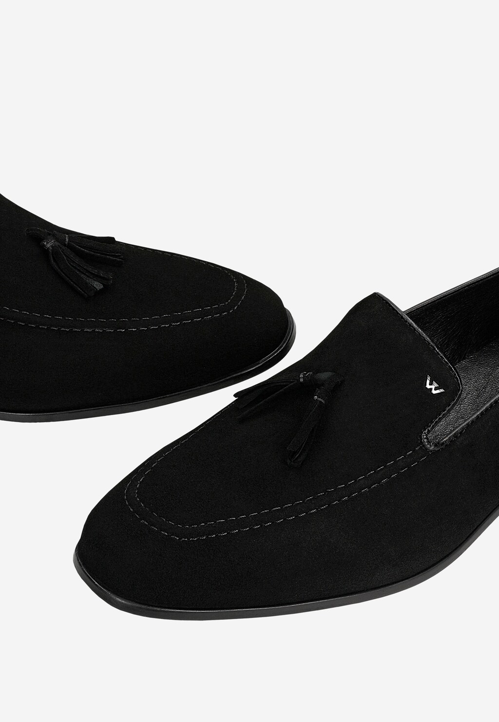 Czarne loafersy męskie Wojas z dwoiny z frędzelkiem model 10327-61, widok z góry na czubek buta z dekoracyjnym szwem i frędzelkiem.