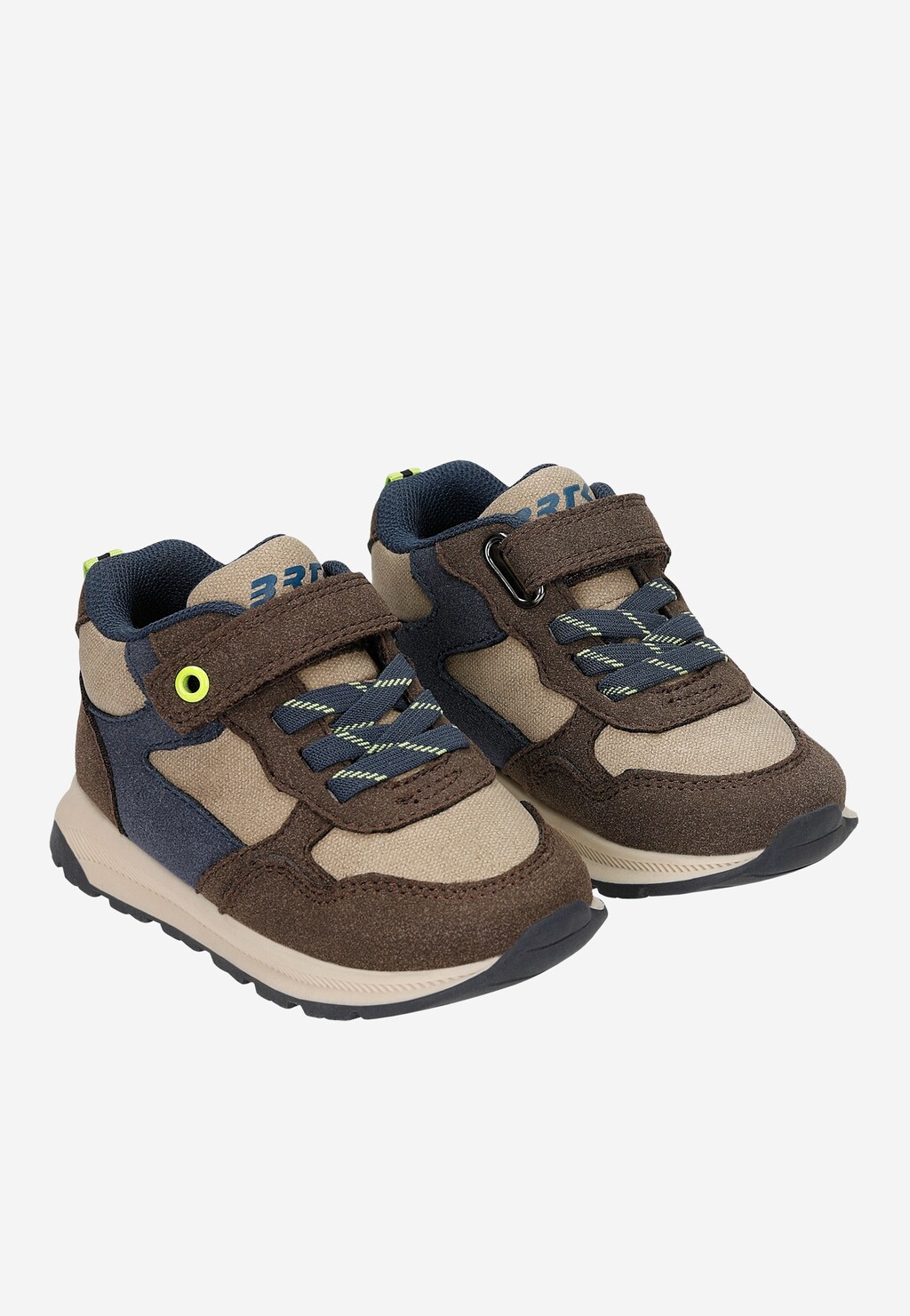 Brązowe sneakersy dziecięce Bartek 87062-12 z granatowymi wstawkami, rzepem i sznurowadłami, widok z boku na parę butów.