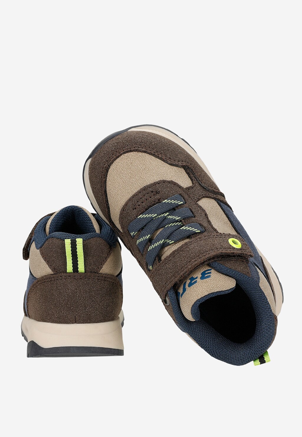Brązowe sneakersy dziecięce Bartek 87062-12 z granatowymi wstawkami, limonkowymi detalami, rzepem i sznurowaniem, widok z boku i tyłu.