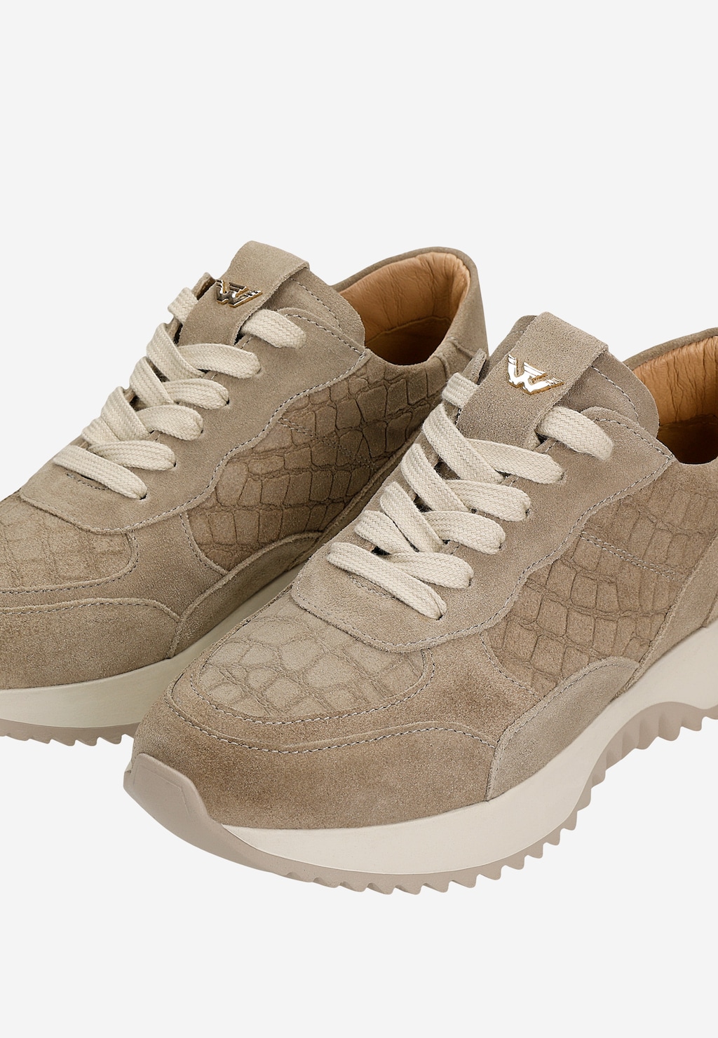 Beżowe sneakersy damskie Wojas 46412-64 z tłoczonym wzorem krokodyla, zamszowe, na platformie, ze sznurowaniem i złotym logo.