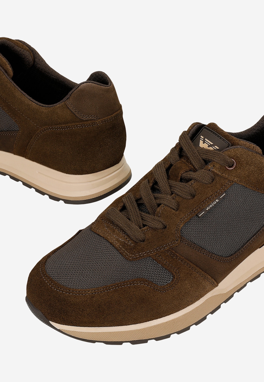 Wojas ciemnobrązowe sneakersy męskie 10243-82 z zamszu i tkaniny, beżowa podeszwa, brązowe sznurówki, widok z góry na czubek i piętę.