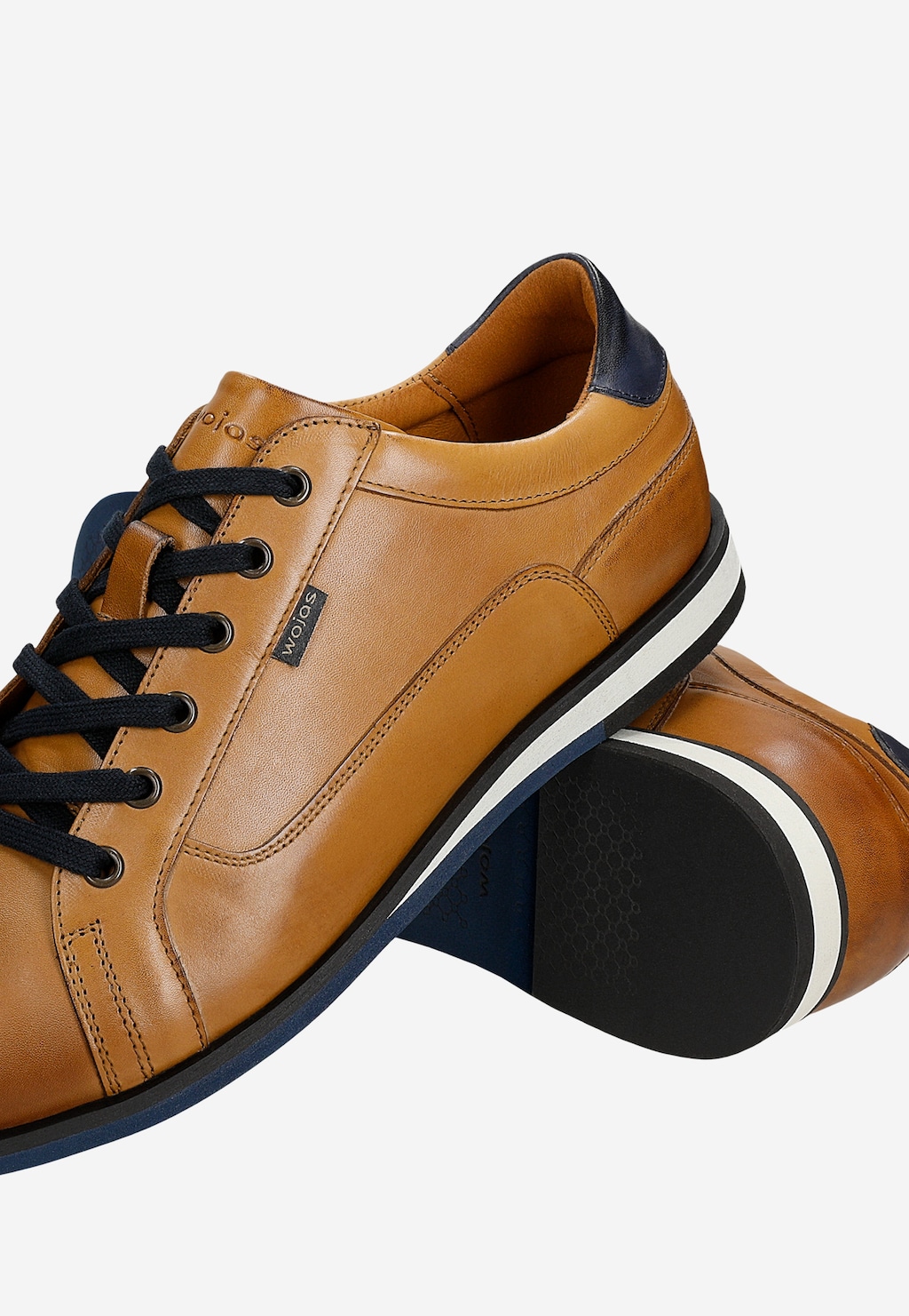 Wojas brązowe sneakersy męskie 10330-53 z granatowymi wstawkami, czarnymi sznurówkami i granatową podeszwą, widok z boku i spodu.