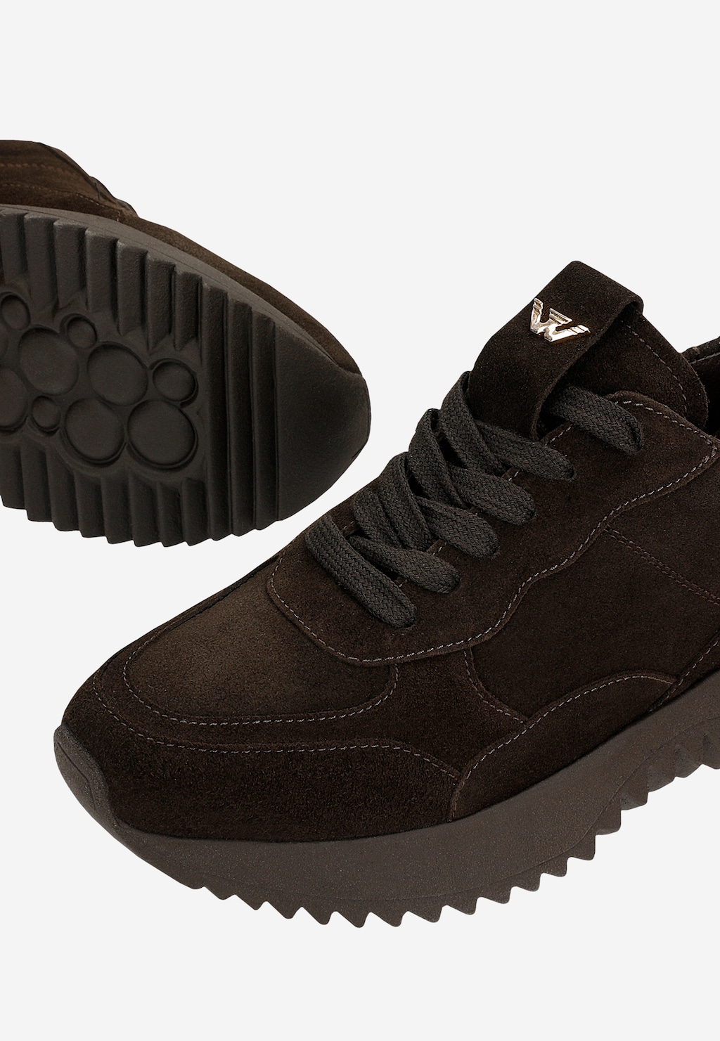 Wojas czekoladowe sneakersy damskie 46412-62 z zamszu na masywnej podeszwie, widok z góry i spodu buta z wzorem podeszwy.