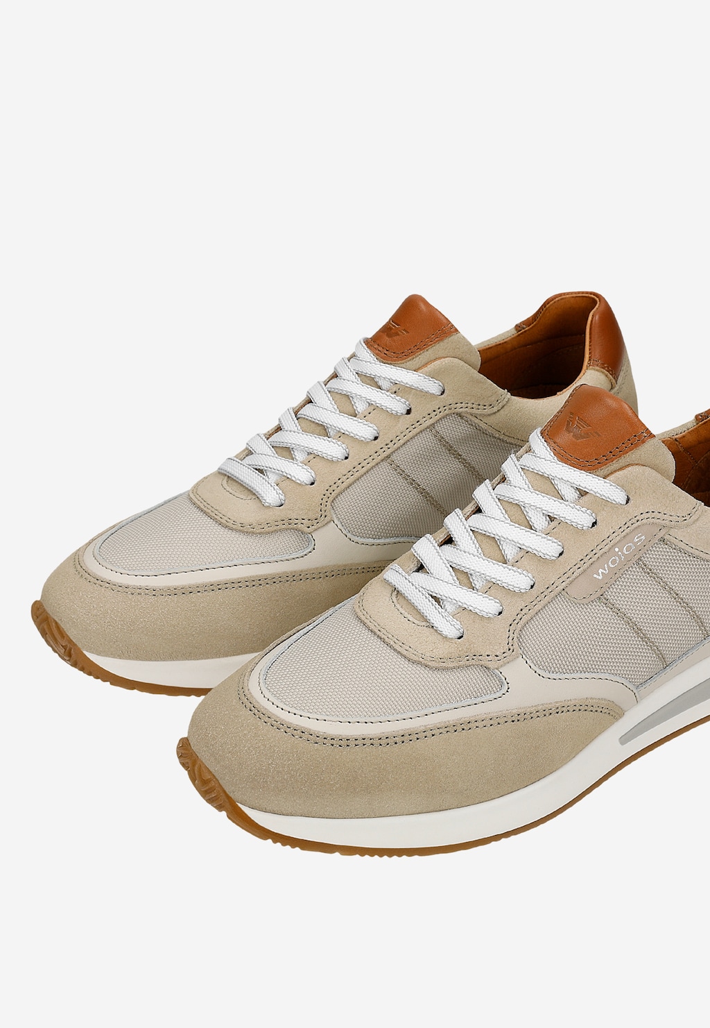 Wojas beżowe męskie sneakersy 10298-84 z brązowymi wstawkami przy kostce, białymi sznurówkami i gumową podeszwą, widok z boku.