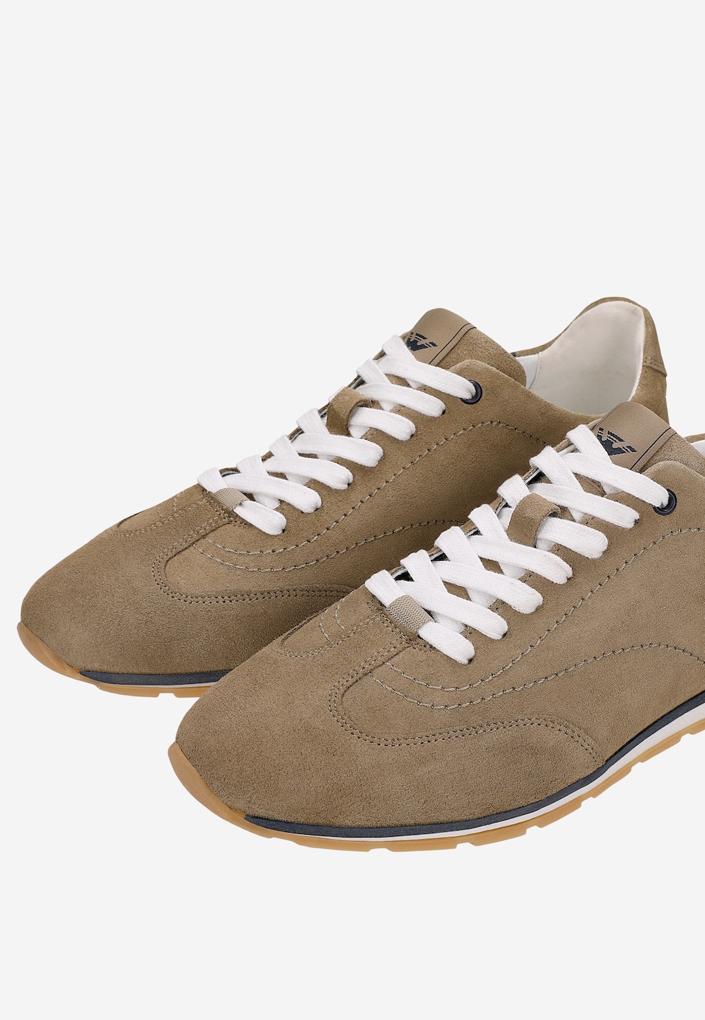 Wojas beżowe sneakersy męskie z zamszu z granatowymi wstawkami i białymi sznurówkami, model 10300-74, widok z przodu z boku
