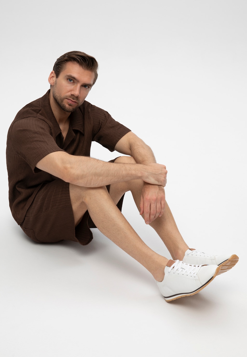 Bílé pánské sneakers s kontrastním prvkem na podrážce 10301-59 Widok 10