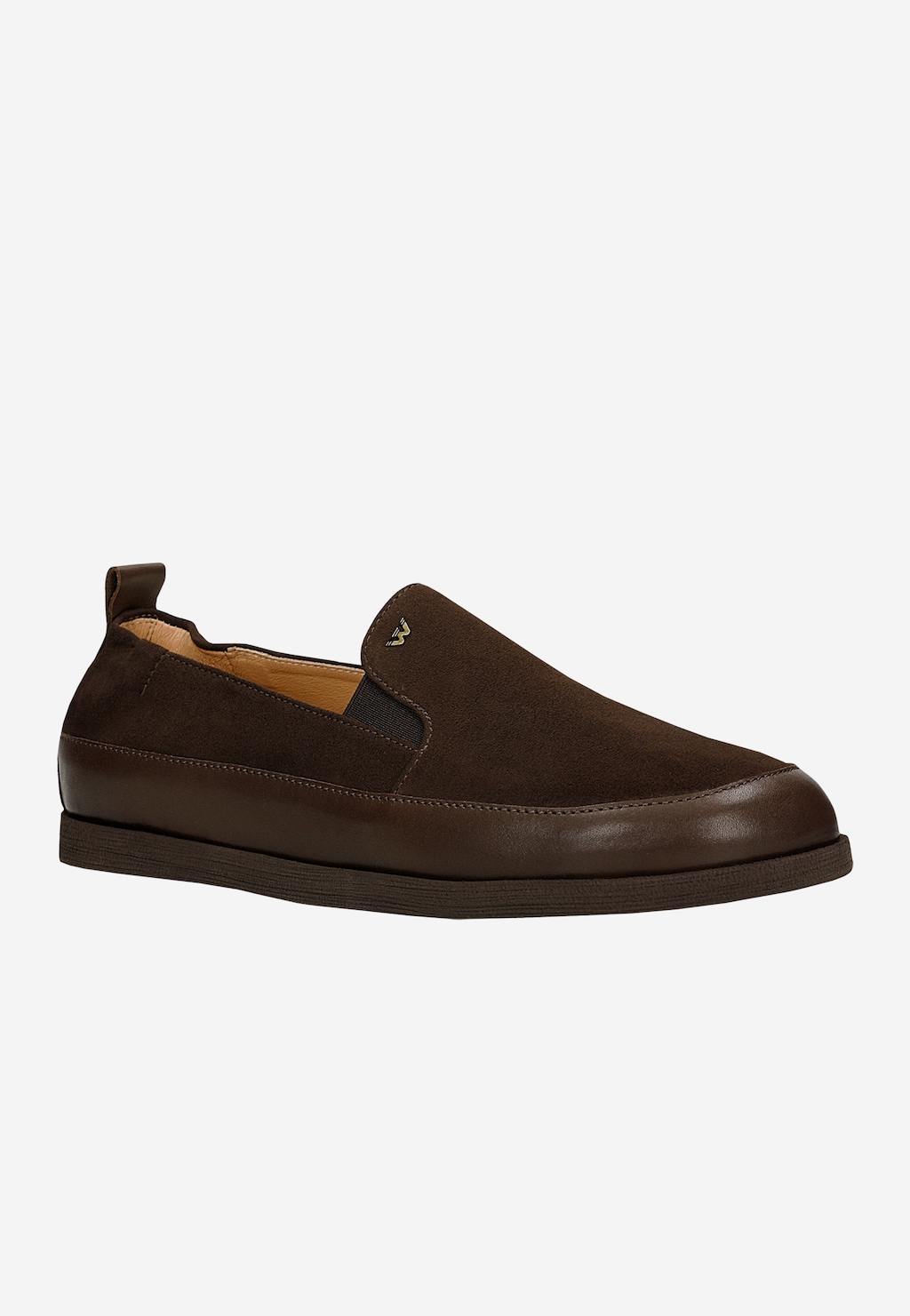 Wojas brązowe mokasyny damskie comfort 46405-72 z zamszu i skóry, elastyczna wstawka, złote logo, płaska podeszwa, widok z boku.
