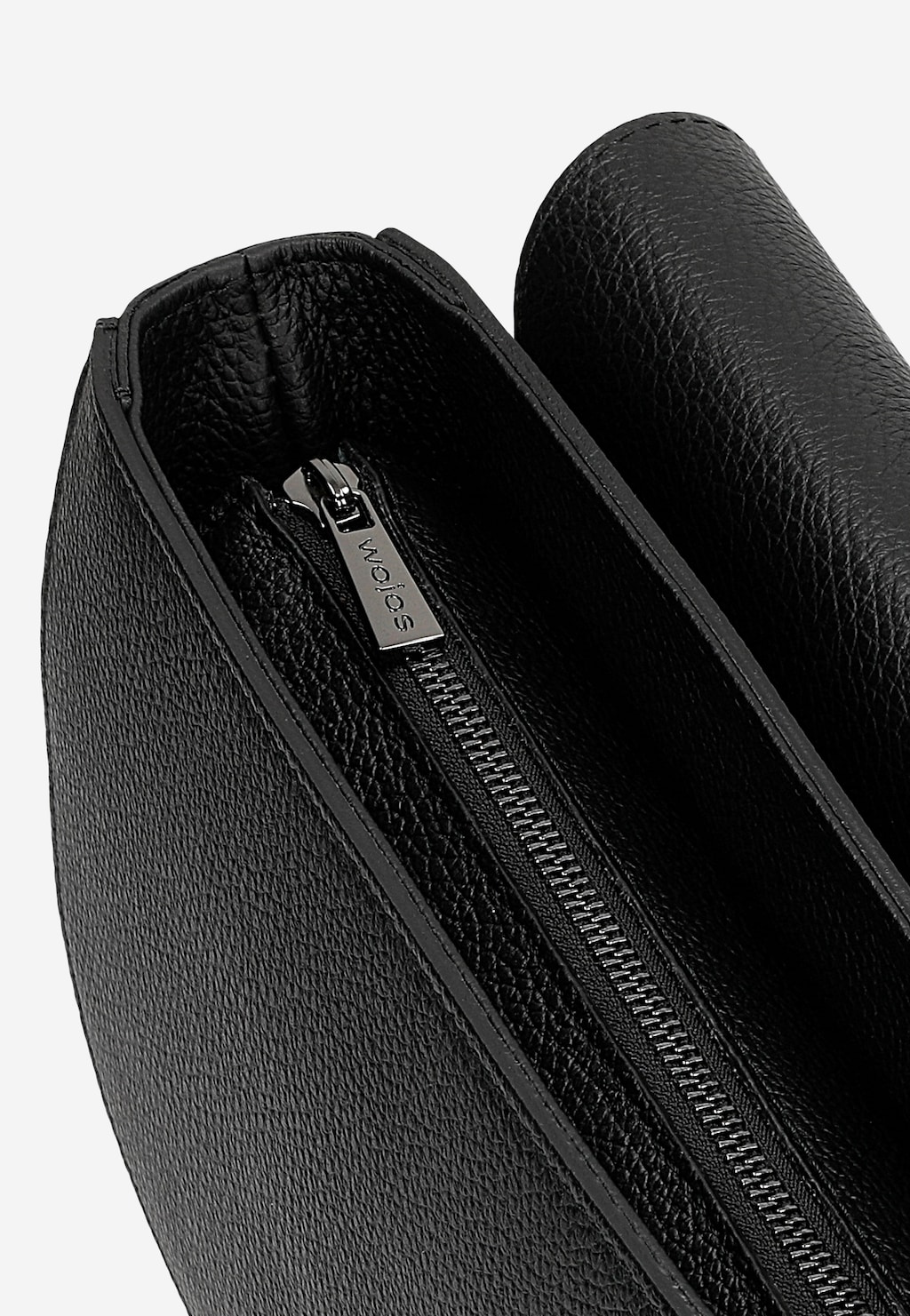 Czarna torebka damska Wojas Saddle bag 80497-71 z łączonych skór – zbliżenie na zamek błyskawiczny z metalowym logiem marki