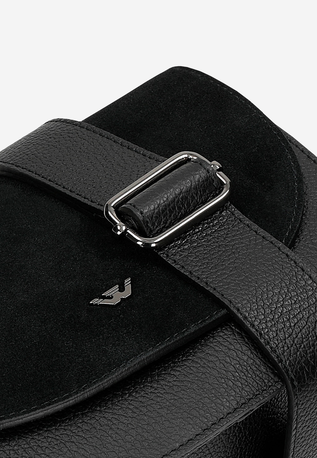 Czarna torebka damska Wojas Saddle bag 80497-71 z łączonych skór – detal z metalową klamrą paska i logo marki na klapie z zamszu.