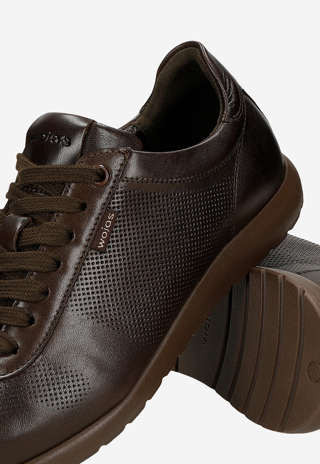 Brązowe sneakersy damskie Wojas 46411-52 ze skóry licowej z perforacją, brązowe sznurówki i podeszwa, widok z boku i dołu.