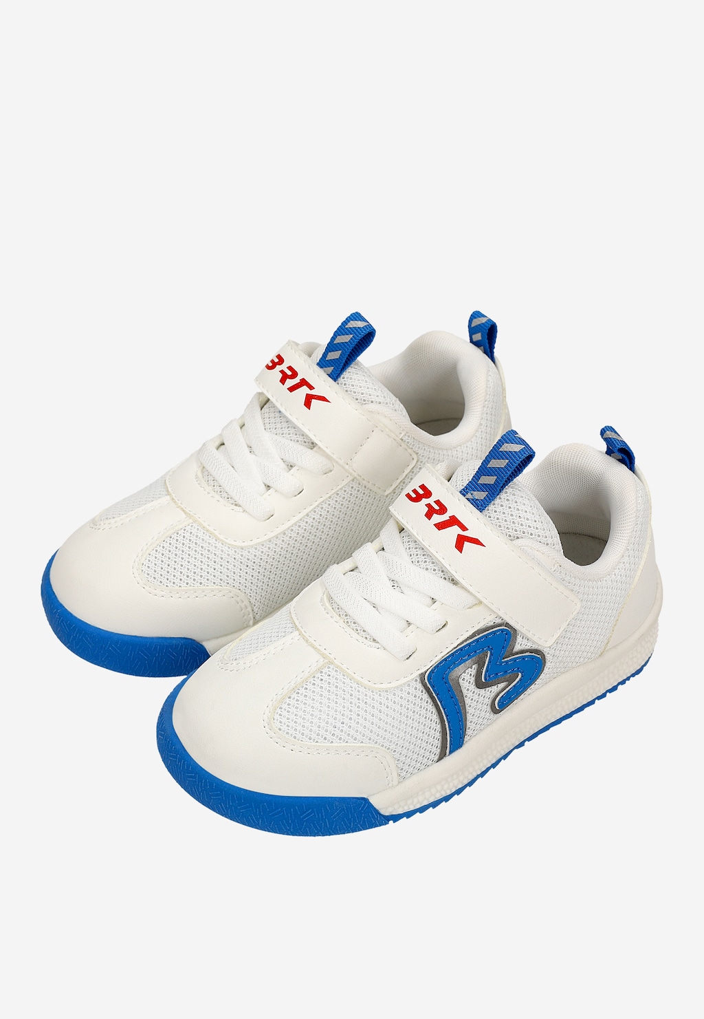 Biało-niebieskie sneakersy Bartek 87012-16 dla dzieci z niebieską podeszwą, zapięciem na rzep i logo BRTK, widok z boku.