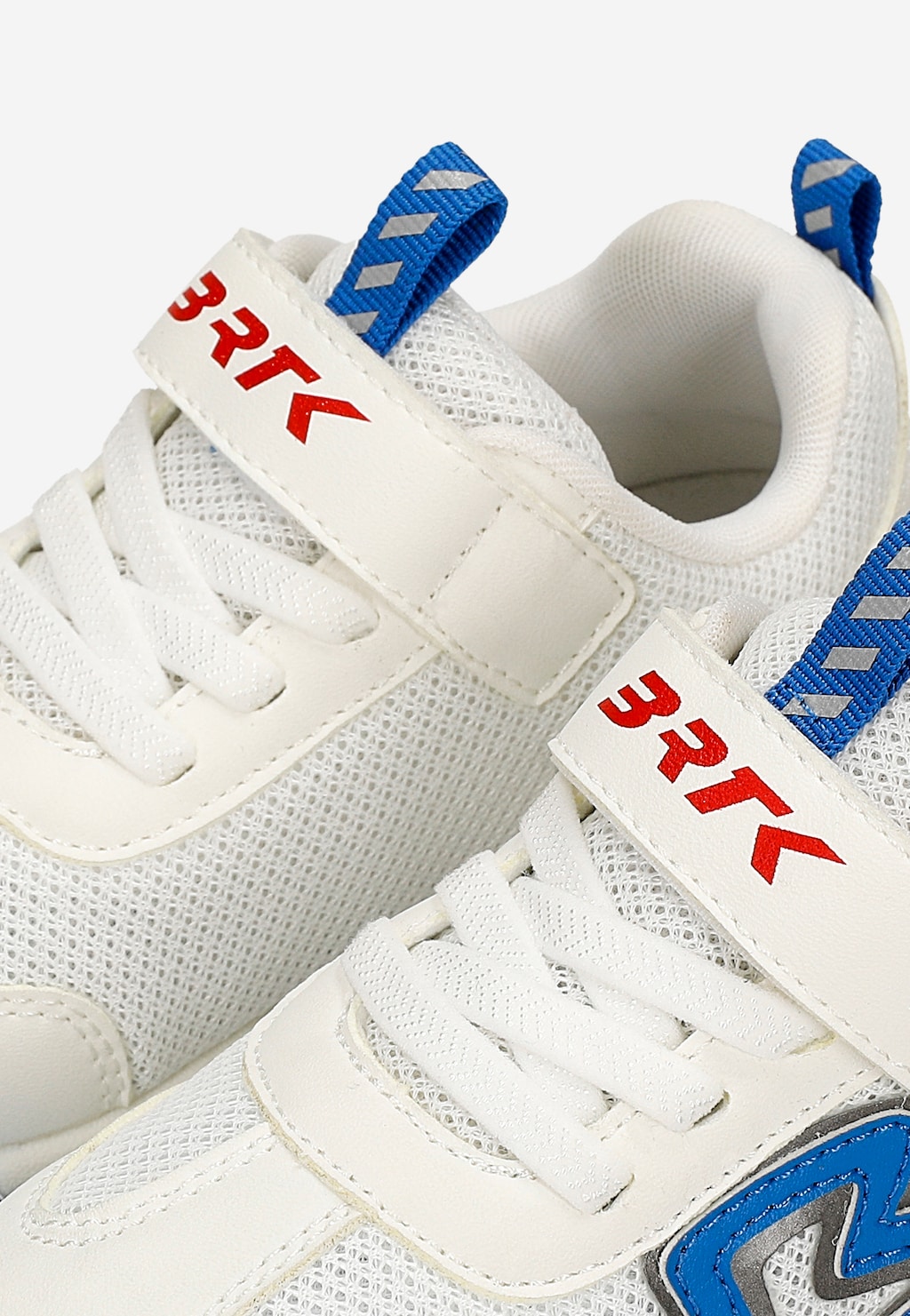 Biało-niebieskie sneakersy Bartek 87012-16 z rzepem, czerwonym logo BRTK i niebieskimi detalami, widok z góry na parę butów.