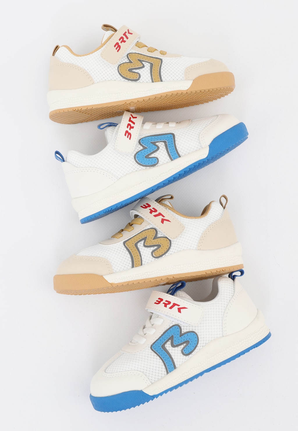 Biało-niebieskie sneakersy Bartek 87012-16 dla dzieci z niebieską podeszwą i logo BRTK, widok z góry na cztery buty w dwóch wariantach kolorystycznych