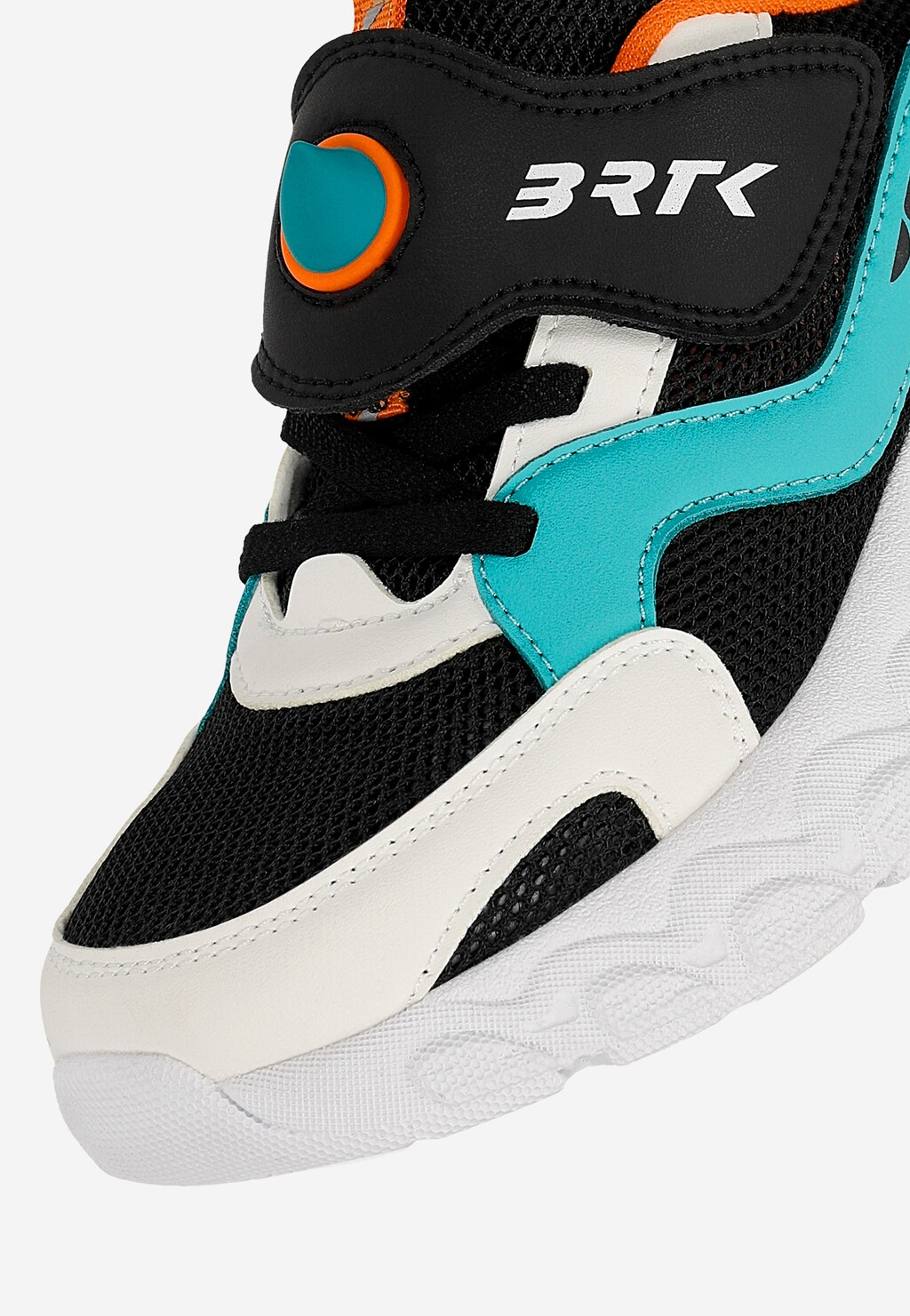 Kolorowe sneakersy chłopięce Bartek 87014-17 w czarno-biało-turkusowo-pomarańczowej kolorystyce z rzepem i białą podeszwą, zbliżenie boku buta.