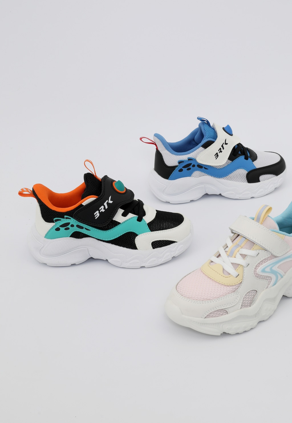 Kolorowe sneakersy chłopięce Bartek 87014-17 w trzech wariantach kolorystycznych: czarno-turkusowym, biało-niebieskim i różowo-pastelowym z rzepem i grubą podeszwą.