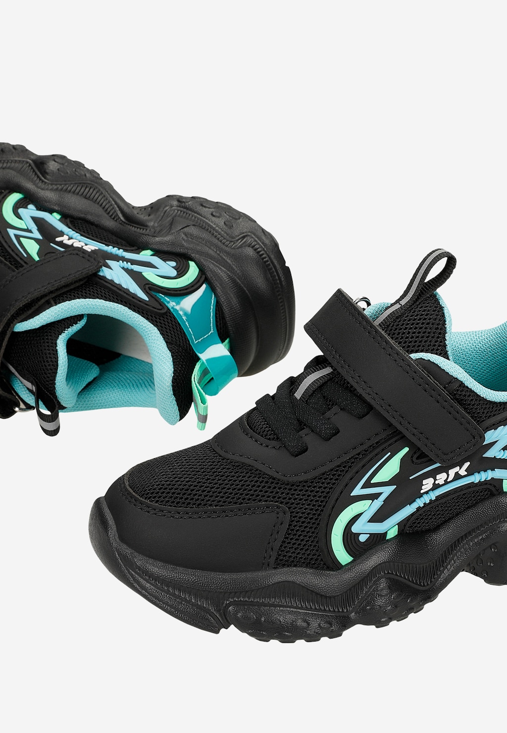Sportovní chlapecké sneakers se síťovaným svrškem a futuristickými detaily BARTEK 87022-17 Widok 9