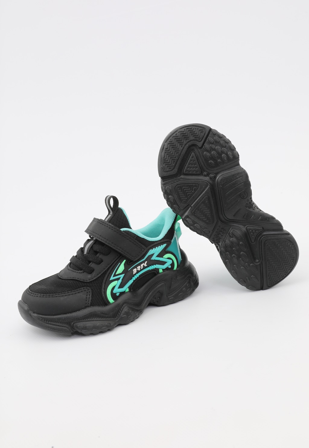 Sportovní chlapecké sneakers se síťovaným svrškem a futuristickými detaily BARTEK 87022-17 Widok 10