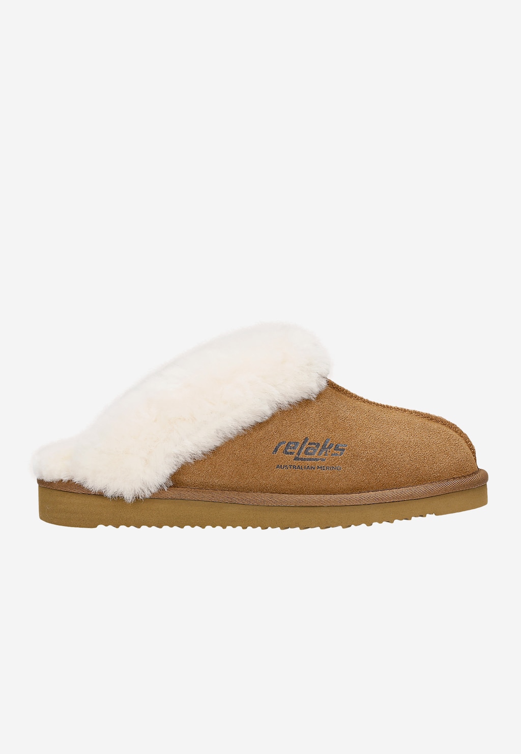 Kapcie RELAKS R34001-64 jasnobrązowe z wełną merino, widok z boku, zamszowy wierzch z białym futrzanym wykończeniem i gumową podeszwą.