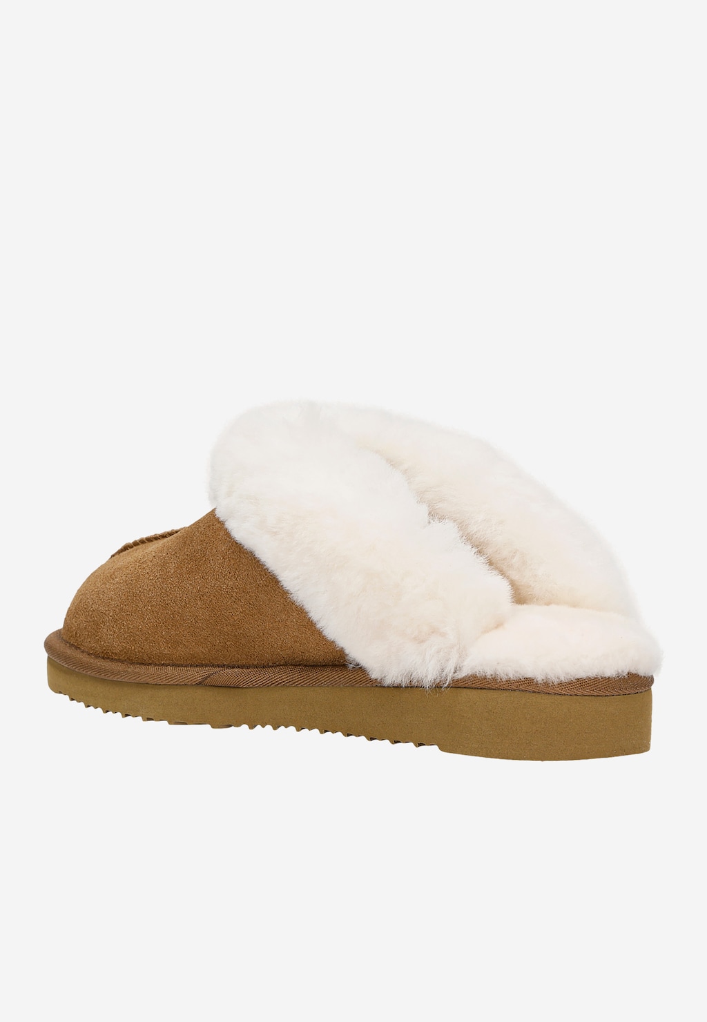 Kapcie RELAKS jasnobrązowe z wełną merino model R34001-64, widok z boku, zamszowy wierzch z kremowym futrzanym kołnierzem i gumową podeszwą.
