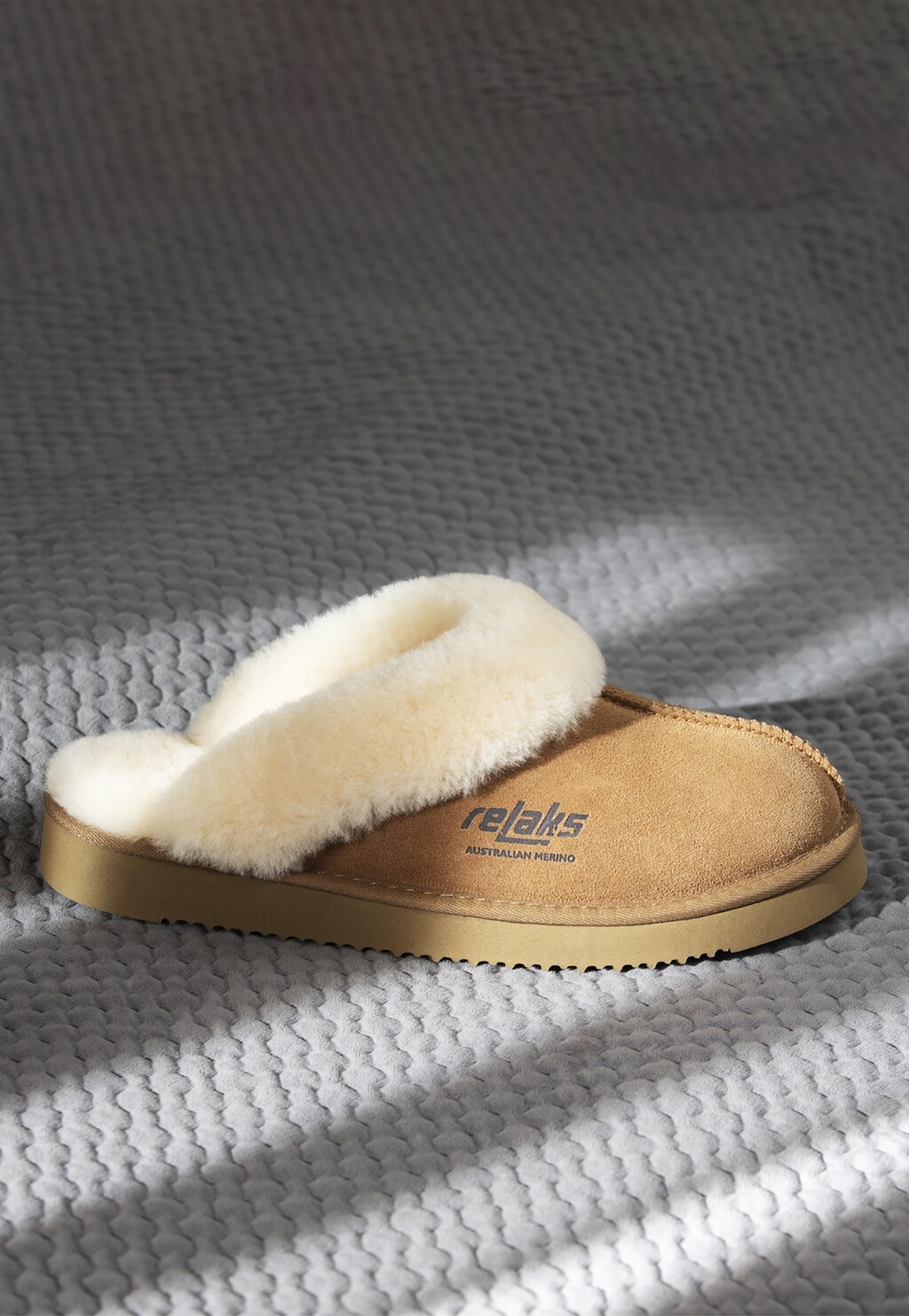 Kapcie Relaks R34001-64 jasnobrązowe z wełną merino – widok z boku, miękkie futro wewnątrz, zamszowy wierzch, gumowa podeszwa.