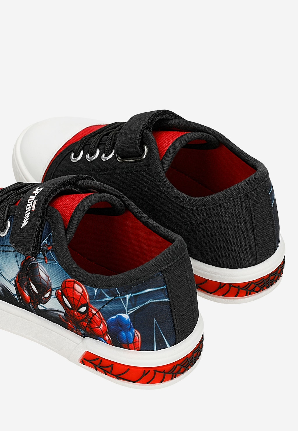 Trampki chłopięce Bartek Spider-Man 87039-15, czarne z czerwonym nadrukiem Spider-Mana, czerwona podeszwa z motywem pajęczyny, zapięcie na rzep i sznurówki.