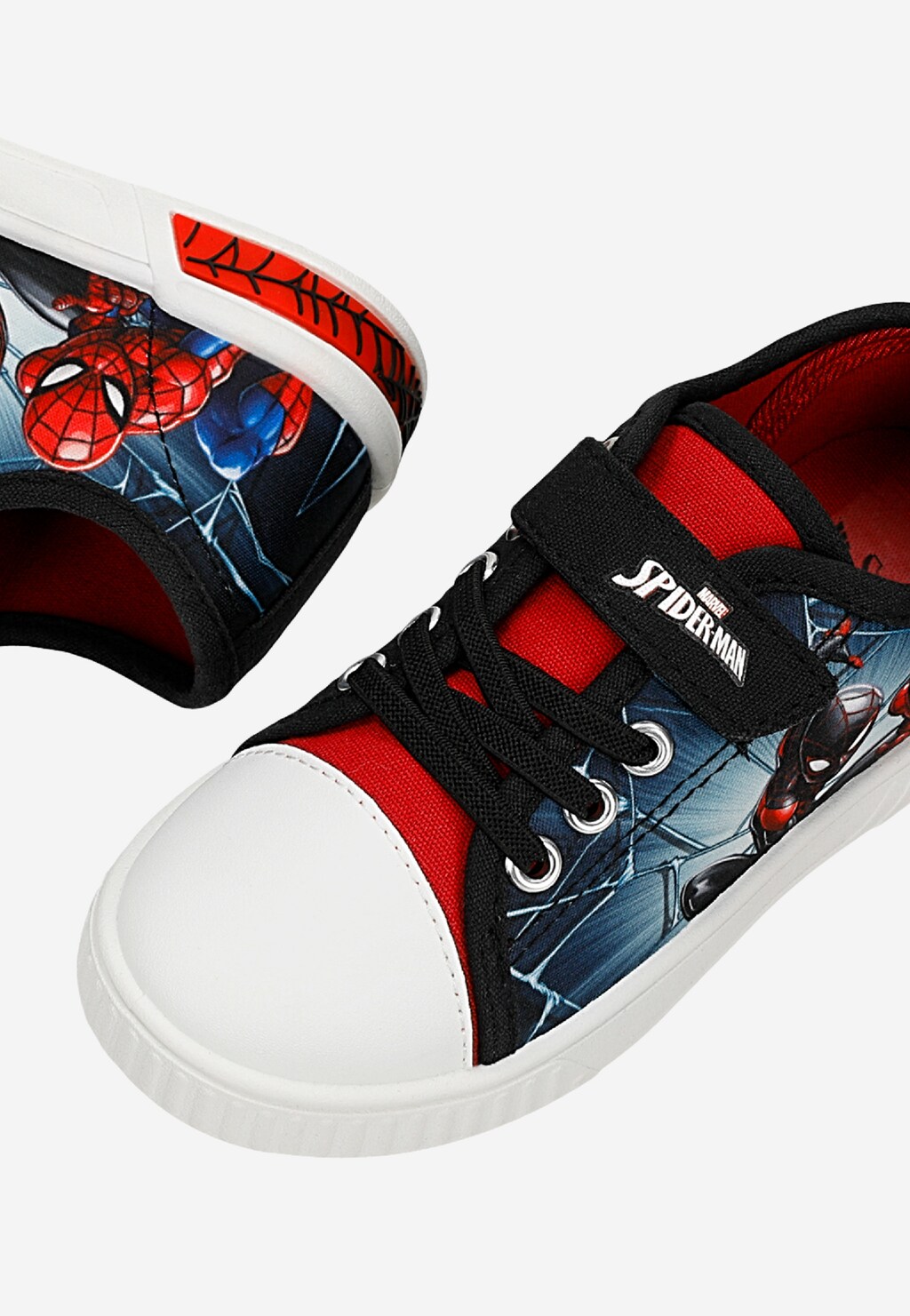 Trampki chłopięce Bartek Spider-Man 87039-15 z nadrukiem bohatera, czarne sznurówki, biały nosek, czerwono-granatowa cholewka.