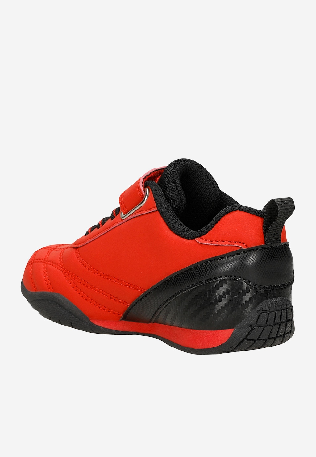 Czerwono-czarne sneakersy Bartek 87067-15 z motywem Auta, widok od tyłu, czarna podeszwa z wzorem opony, rzep zapięcie.