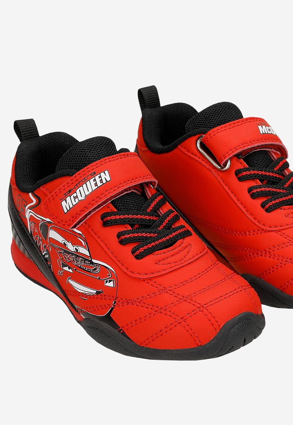 Czerwono-czarne sneakersy Bartek 87067-15 z nadrukiem Lightning McQueen z bajki Auta, z rzepem i czarnymi sznurówkami, widok z boku.