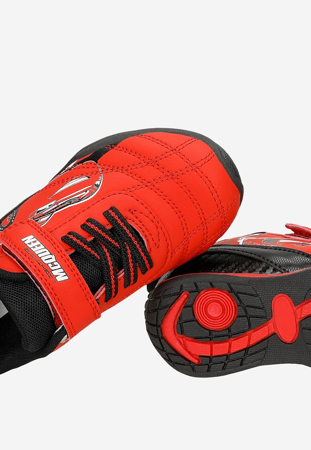 Czerwono-czarne sneakersy Bartek 87067-15 z motywem Zygzaka McQueena z bajki Auta, czarne sznurówki, rzep, widok z boku i podeszwy.